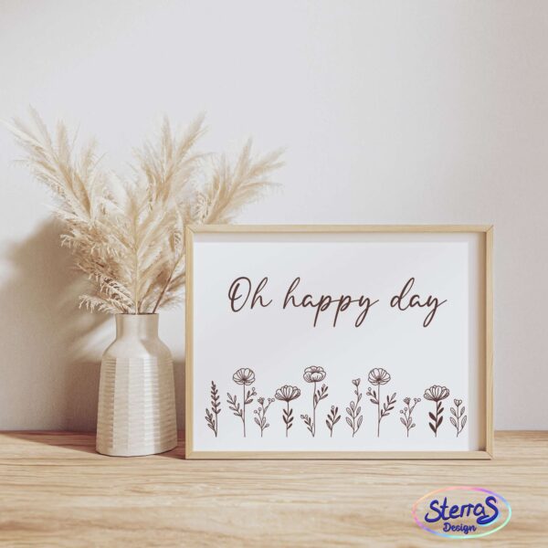 Bilderrahmen mit dem Schriftzug „Oh happy day“ und Blumenmotiv, aufgestellt auf einer Holzplatte mit Trockenblumen – liebevolles, rustikales Dekoelement.