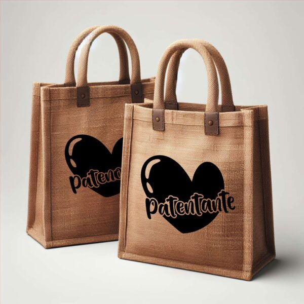 Zwei Jute-Taschen stehen leicht versetzt nebeneinander. Die vordere trägt den Aufdruck „Patentante“, die hintere „Patenonkel“. Naturlook mit modernem Touch.