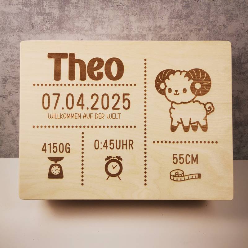 Erinnerungskiste mit Lasergravur: „Theo“ und Geburtsdaten mit Symbolen (Uhr, Waage, Lineal). Süßes Schaf als Deko, naturfarbener Untergrund – liebevolle Erinnerung zur Geburt.