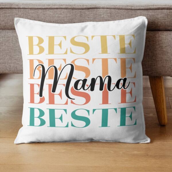 Beispielanwendung mit dem Spruch „Beste Mama“ auf einem hellen Kissen. Das Kissen liegt auf einer Couch.