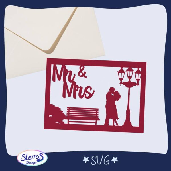 Digitale Vorlage einer roten Klappkarte mit silberner Silhouette eines Paares neben einer Bank und einer Laterne mit „Mr & Mrs“-Schriftzug. Weißer Umschlag. Umgeben von blauem Rahmen, Logo von SterrasDesign. Format: SVG.