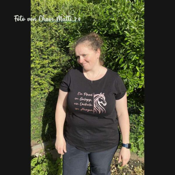 Das geplottete T-Shirt in realistischer Anwendung: von einer Person getragen. Das Design ist mittig auf der Brust sichtbar.