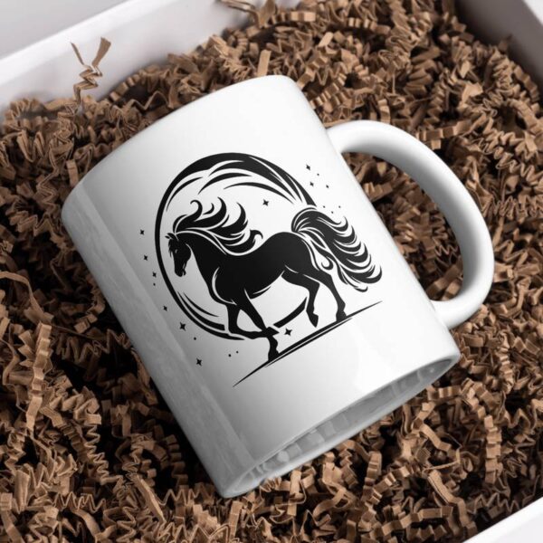 Das Design in Schwarz auf einer weißen Tasse, die auf geriffeltem braunem Packpapier liegt – wie Geschenkverpackung.