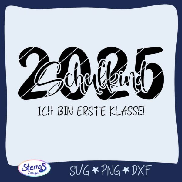 Digitale Datei: Schriftzug „2025 Schulkind – Ich bin erste Klasse“ in Schwarz, kombiniert Druckschrift und moderne Handschrift. Umrahmt von Blau, unten SterrasDesign-Logo. Format: SVG, PNG.