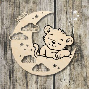 Rundes Holzschild mit Mond, Wolken, Sternen und Babylöwe, personalisiert mit Namen und Geburtsdaten, Laserdatei SVG, Wanddekoration für Taufe oder Geburt, Holz-Hintergrund