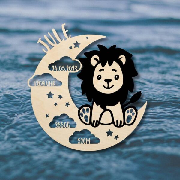 Personalisierte Löwe-Mond-Datei als digitale Vorlage, Gravurdesign mit Namen und Daten, Beispieldarstellung mit blauem Wasserhintergrund, SVG für Laser