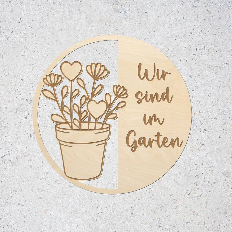 Rundes Holzkürschild SVG mit Blumentopf links, kleinen Blumen und Herdsteckern, Gravur ‚Wir sind im Garten‘ rechts, Hintergrund in Steinoptik, digitales personalisierbares Gartenschild