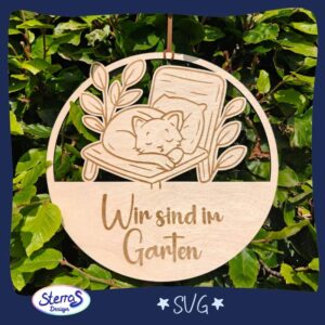 Rundes Holzkürschild SVG mit entspannter Katze auf Liege, florale Elemente und Gravur ‚Wir sind im Garten‘, digitales personalisierbares Gartenschild.“