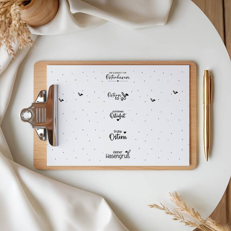 Ausgedruckte Banderolen-Vorlage für Ostern auf einem Clipboard, ideal für Bastelprojekte und Geschenkverpackungen.