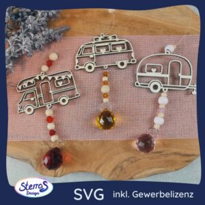 Produktvorschau-Grafik für das digitale Datei-Set 'Camping Sonnenfänger' mit der Artikelnummer L0000031. Das Bild zeigt drei fertig gebastelte Sonnenfänger aus hellem Holz, die auf einem rustikalen Holzschneidebrett liegen. Von links nach rechts: Ein Wohnmobil mit roten Perlen und dunkelrotem Kristall, ein Camping-Bus mit orangefarbenen Perlen und bernsteinfarbenem Kristall, und ein Wohnwagen mit rosa Perlen und klarem/rosa Kristall. Links unten ist das Logo 'SterrasDesign' und der Text 'SVG inkl. Gewerbelizenz' zu sehen. Der Hintergrund ist blau und grau.